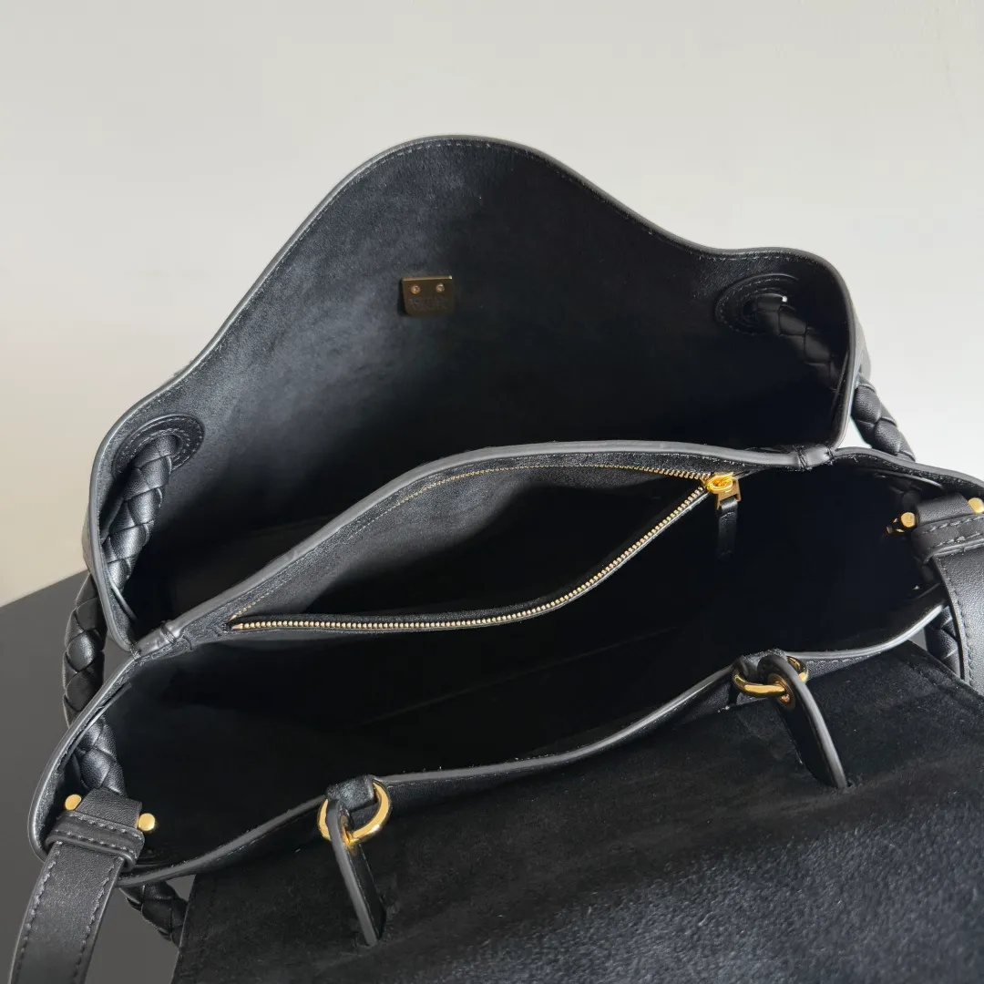 Batch 2360 BottegaVeneta Latest Ciao Ciao Bag Silky cowhide two-way flap handbag with signature twist detail, hidden hook closure, flap can be fastened to the front or attached to the INTRECCIATO woven interior pocket, comes with an adjustable and detachable crossbody strap, interior compartment, and also features a zippered pocket. The surprise flap has various shapes. Style 1 - Cover the bag surface and expose the knot decoration. Style 2 - Place the flap inside the bag. A buckle is also designed. Style 3 - The U-shaped position of the top handle in the hand bag. Style No.: 817231 Size: 34*26*15cm